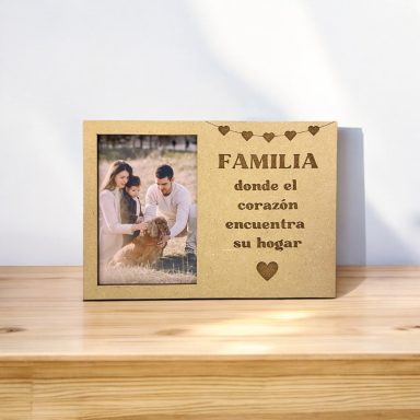 Portafotos de MDF personalizado: "FAMILIA, donde el corazón encuentra su hogar."